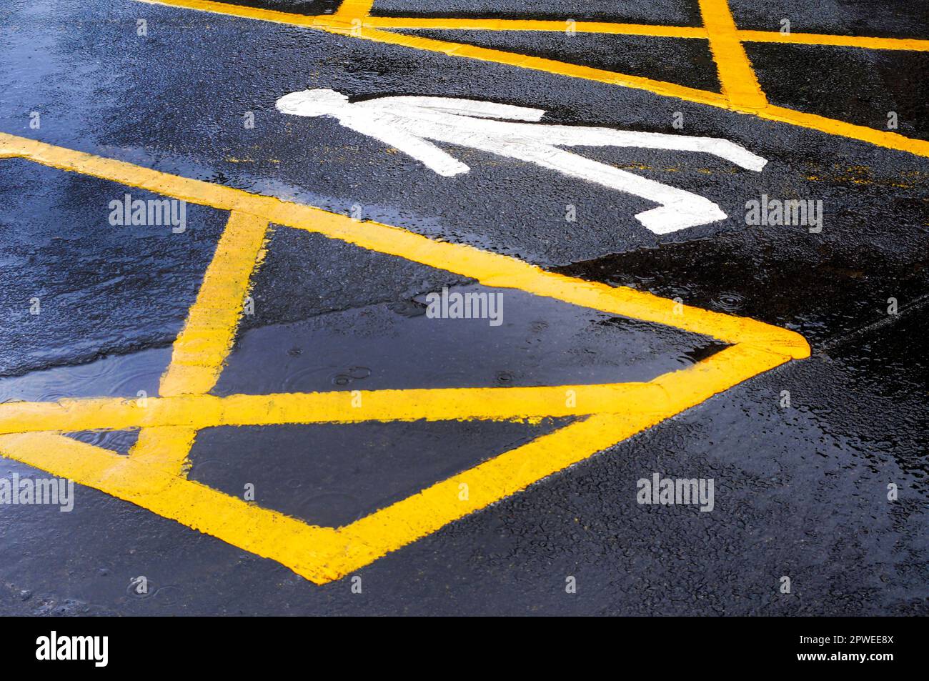 Yellow road markings hires stock photography and images Alamy