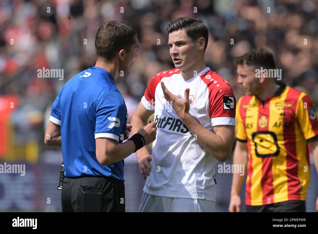 BRUSSELS - (lr), referee Jonathan Lardot, Jurgen Ekkelenkamp of Royal Antwerp FC during the Belgian Croky Cup final between KV Mechelen and Royal Antwerp FC at the King Baudouin Stadium on April 30 in Brussels, Belgium. AP | Dutch Height | GERRIT OF COLOGNE Stock Photo