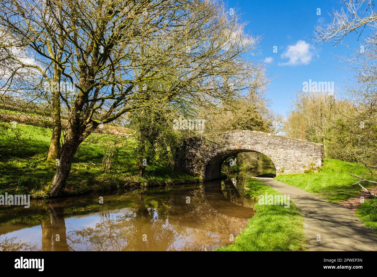 Old stone bridge 151 on Monmouthshire and Brecon Canal in Brecon Beacons National Park. Pencelli, Brecon (Aberhonddu), Powys, Wales, UK, Britain Stock Photo