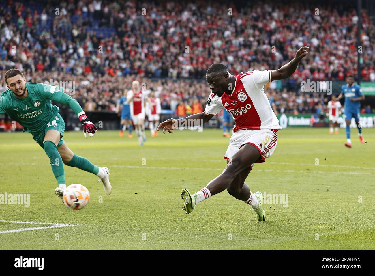 ROTTERDAM - (lr) PSV Eindhoven goalkeeper Joel Drommel, Brian Brobbey ...