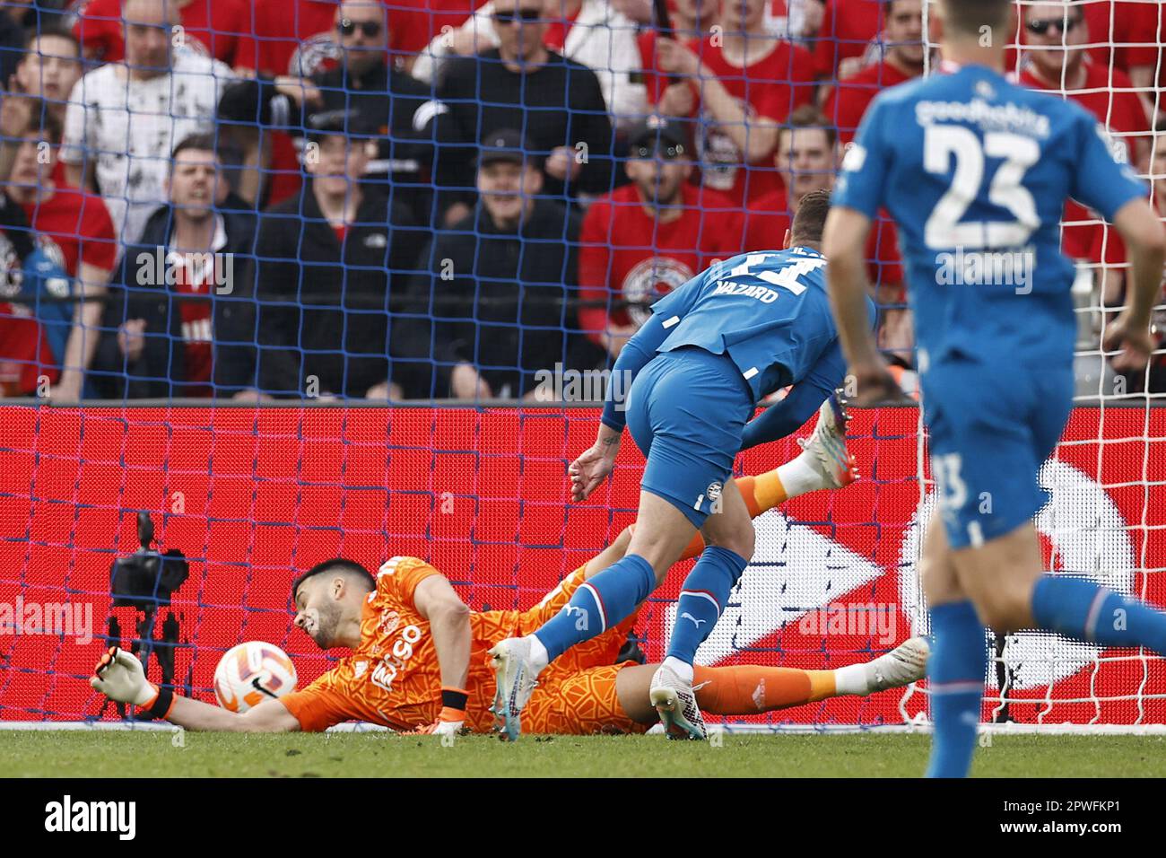 ROTTERDAM - (lr) Ajax goalkeeper Geronimo Rulli, Thorgan Hazard of PSV ...