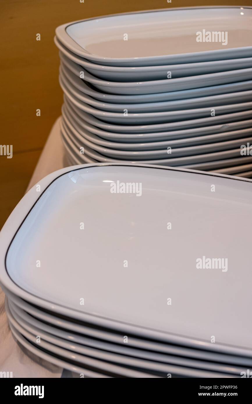 https://c8.alamy.com/comp/2PWFP36/empty-white-ceramic-trays-piled-2PWFP36.jpg