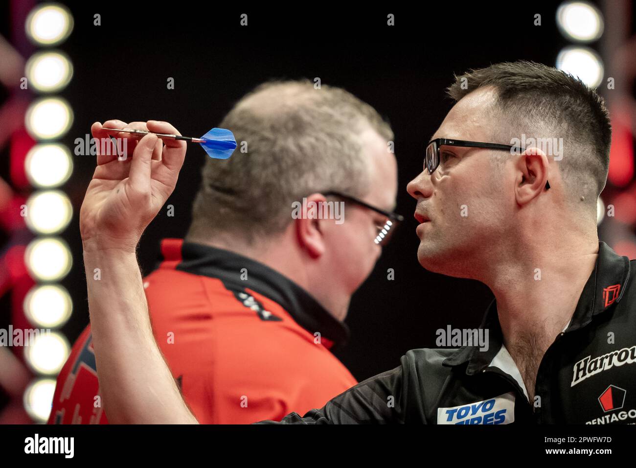 Damon heta darts hires stock photography and images Alamy