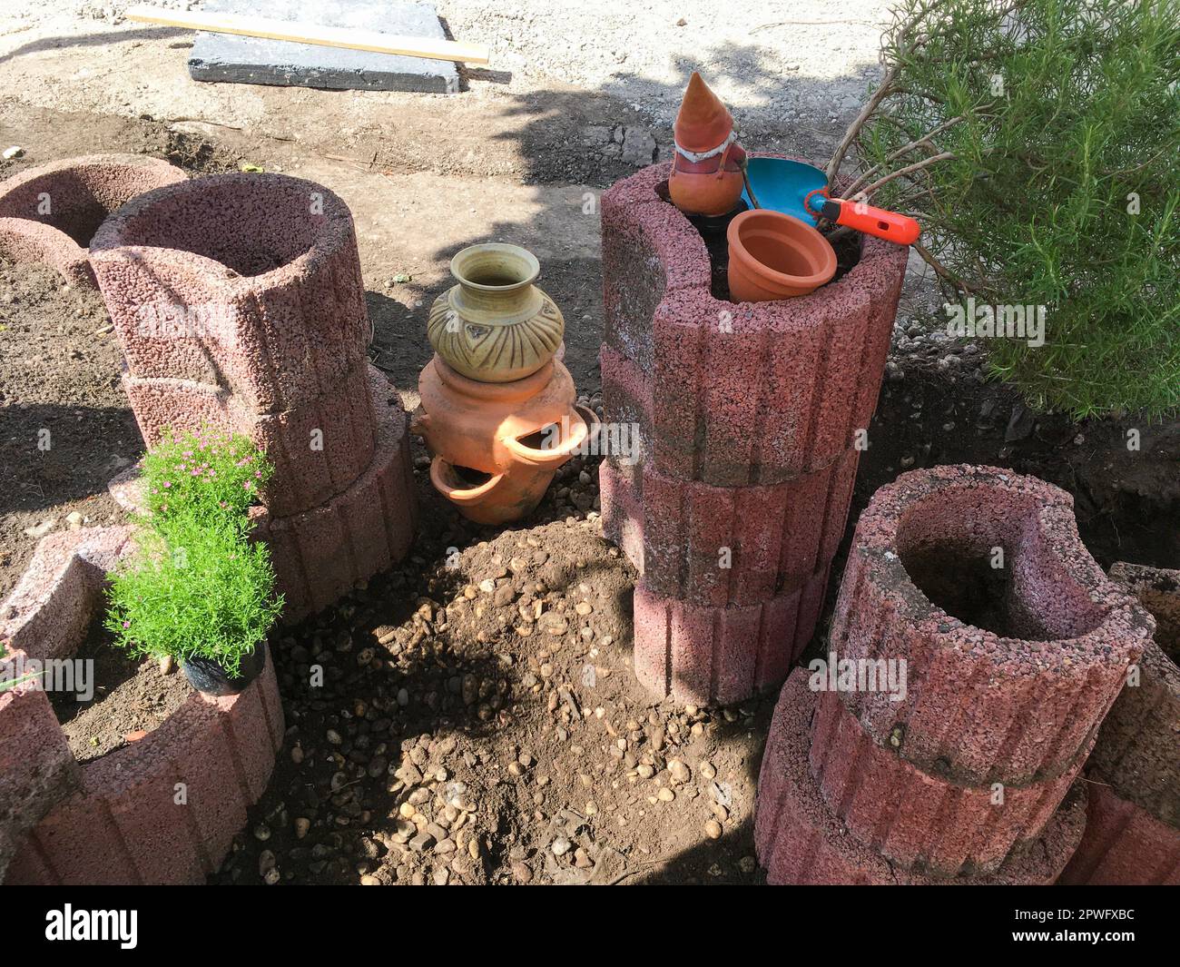 Garten neu gestalten mit Kübel, Pflanzstein und Pflanzen Stock Photo