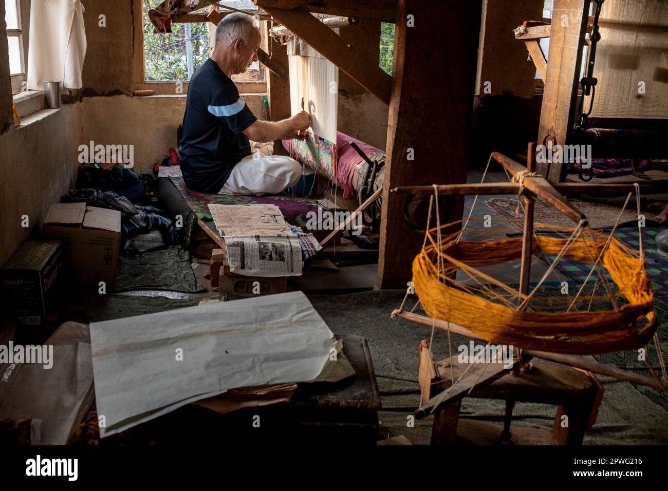 A silk carpet weaver at work in Srinagar, Kashmir, India Stock Photo