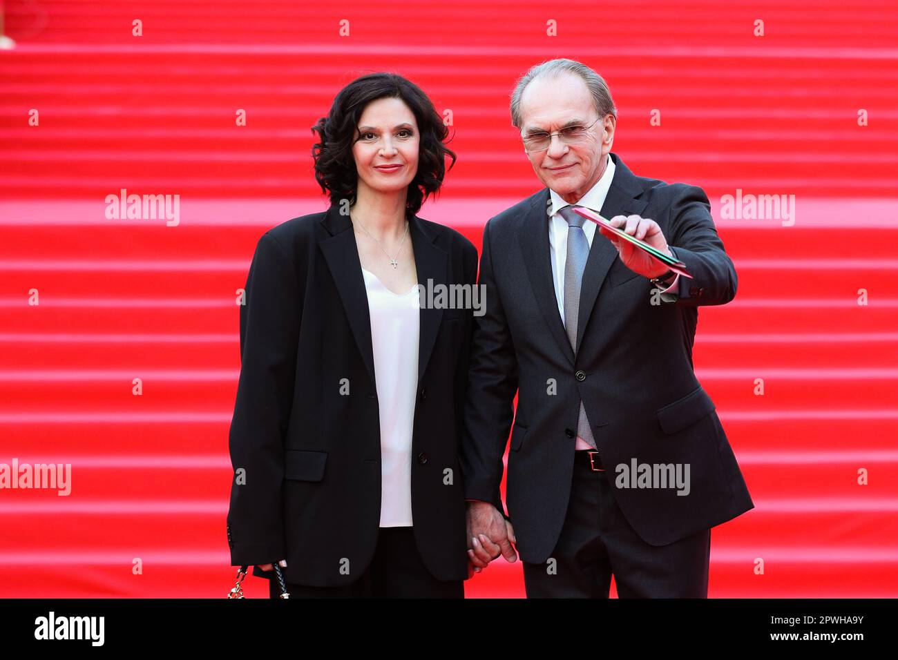 Ular hammani ketma-ket silkitadilar