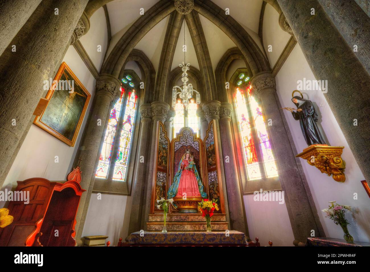 arucas-cathedral-interior-aisle-figure-of-the-virgin-mary-arucas