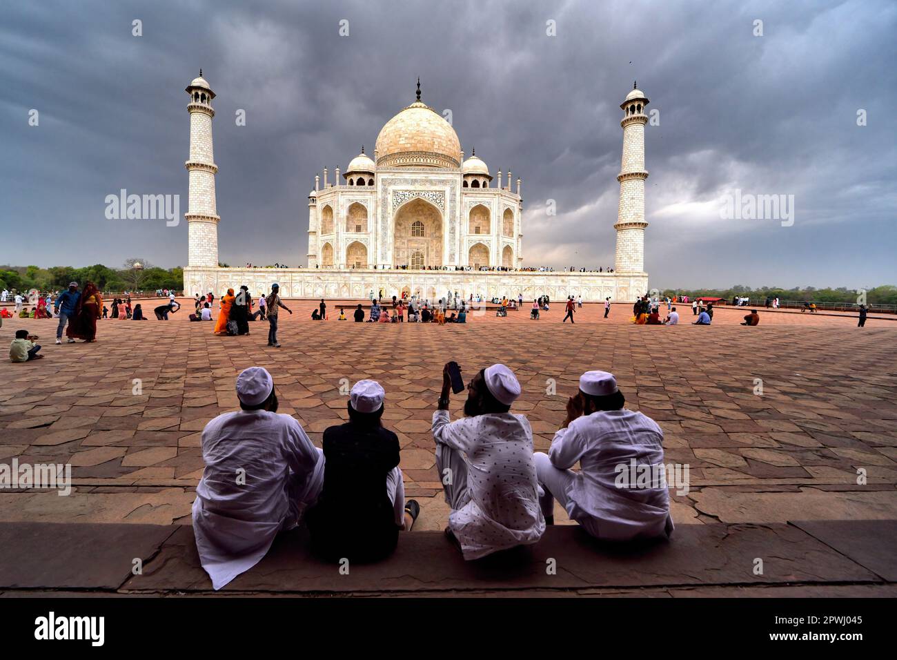 People Visit Taj Mahal Tac Mahal Which is Considered the Finest Example of  Mughal Architecture,scene from Entrance of Taj Mah Editorial Photography -  Image of visit, reflections: 206313527