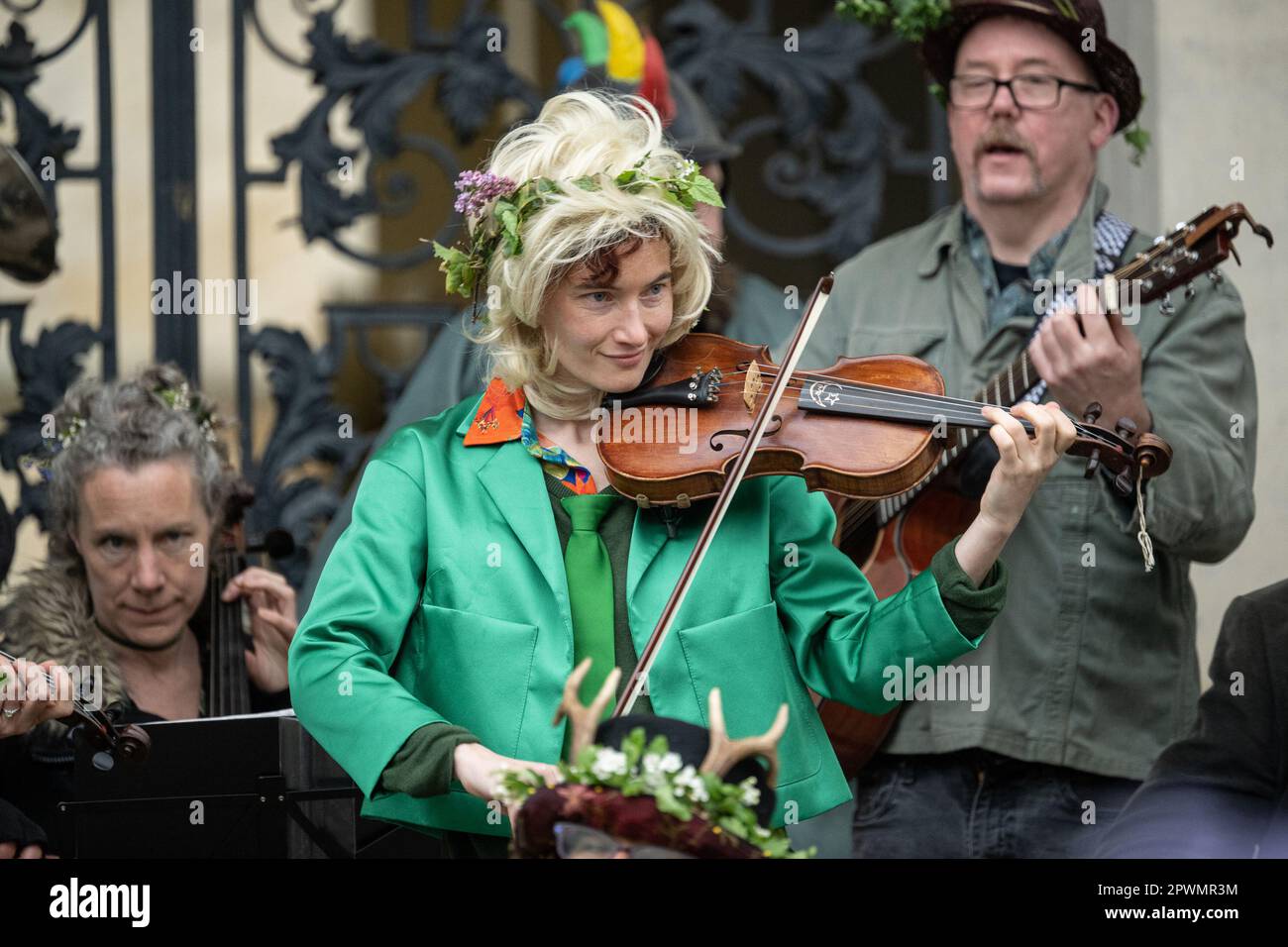 Oxford, UK. 01st May, 2023. Violinist playing on the steps of the