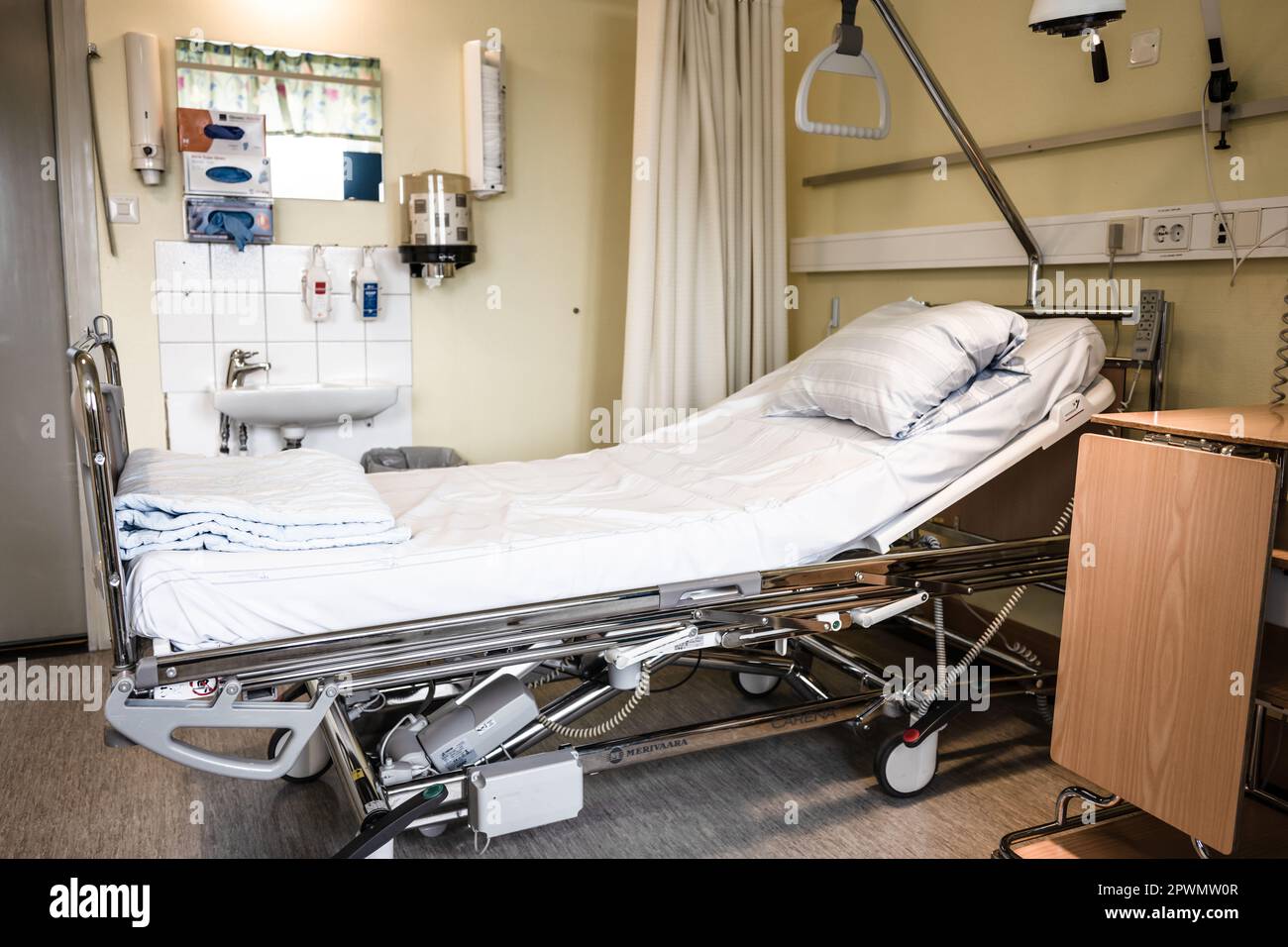 Hospital bed ready for the next patient Stock Photo Alamy