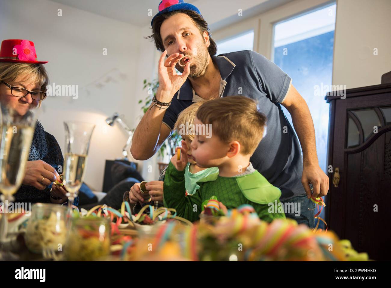Streamers party people house hi-res stock photography and images - Alamy