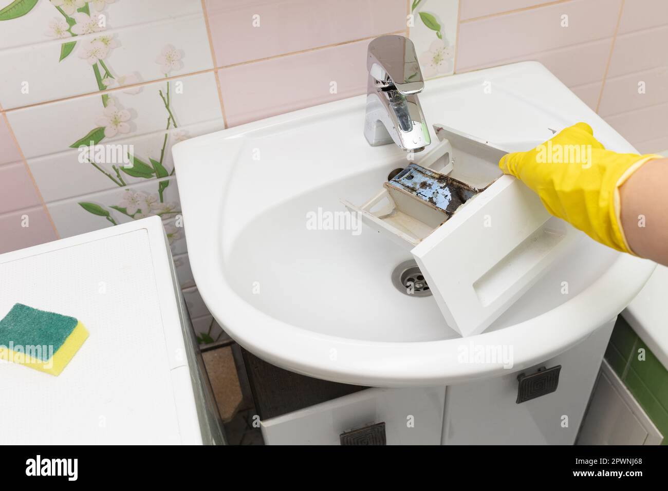 Hand in glove clean and wash black mold, rust, limescale on laundry