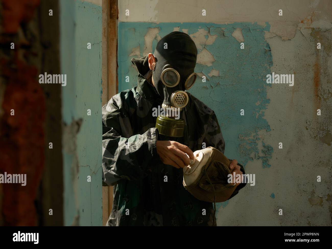 Boy in gas mask hi-res stock photography and images - Alamy