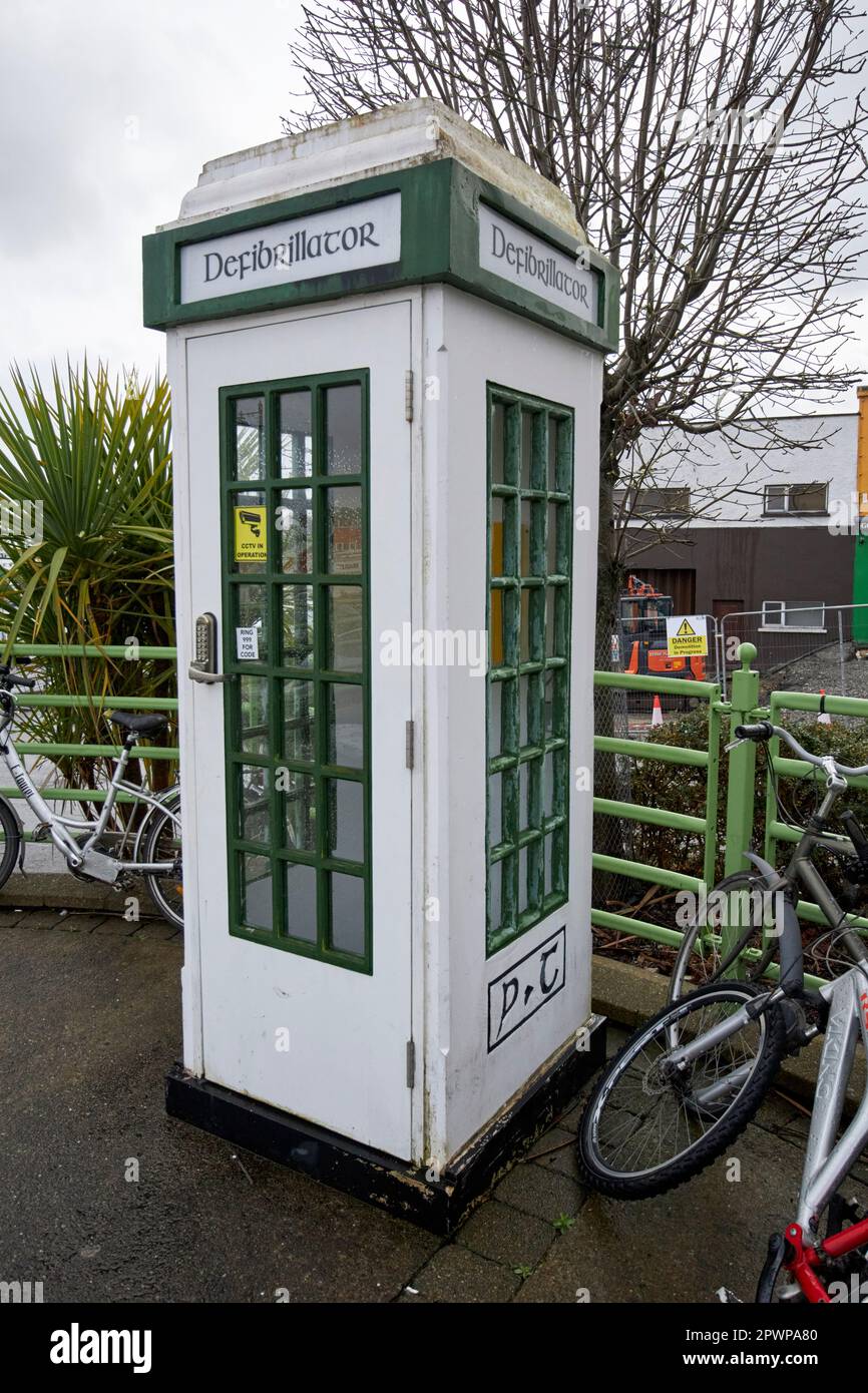 old irish phone box now containing a defibrillator killybegs county donegal republic of ireland Stock Photo