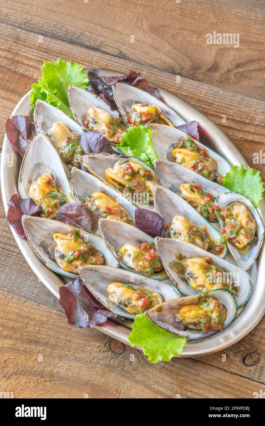 Tray of thai glazed half shell mussels Stock Photo Alamy