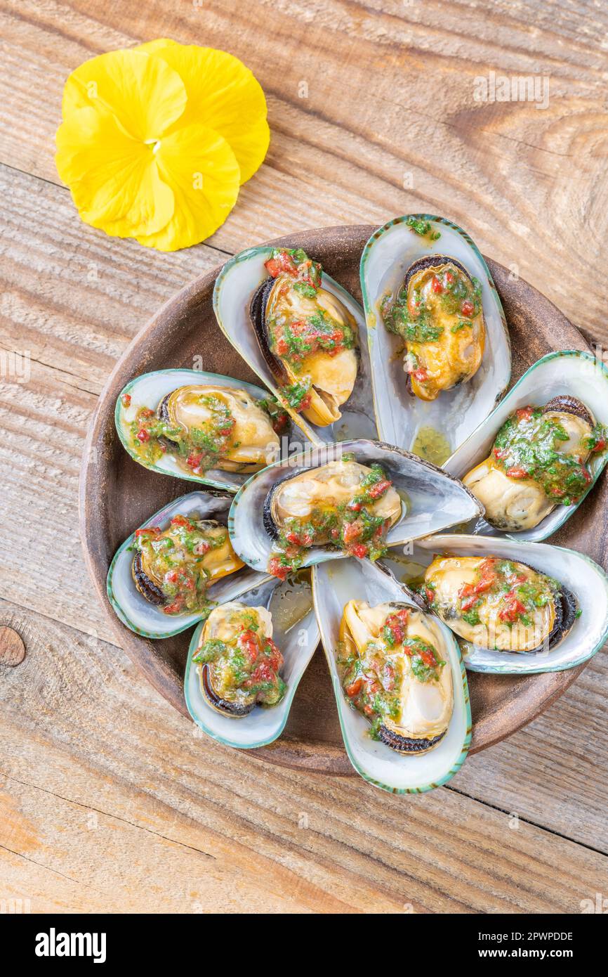 Bowl of Thai glazed half shell mussels Stock Photo Alamy