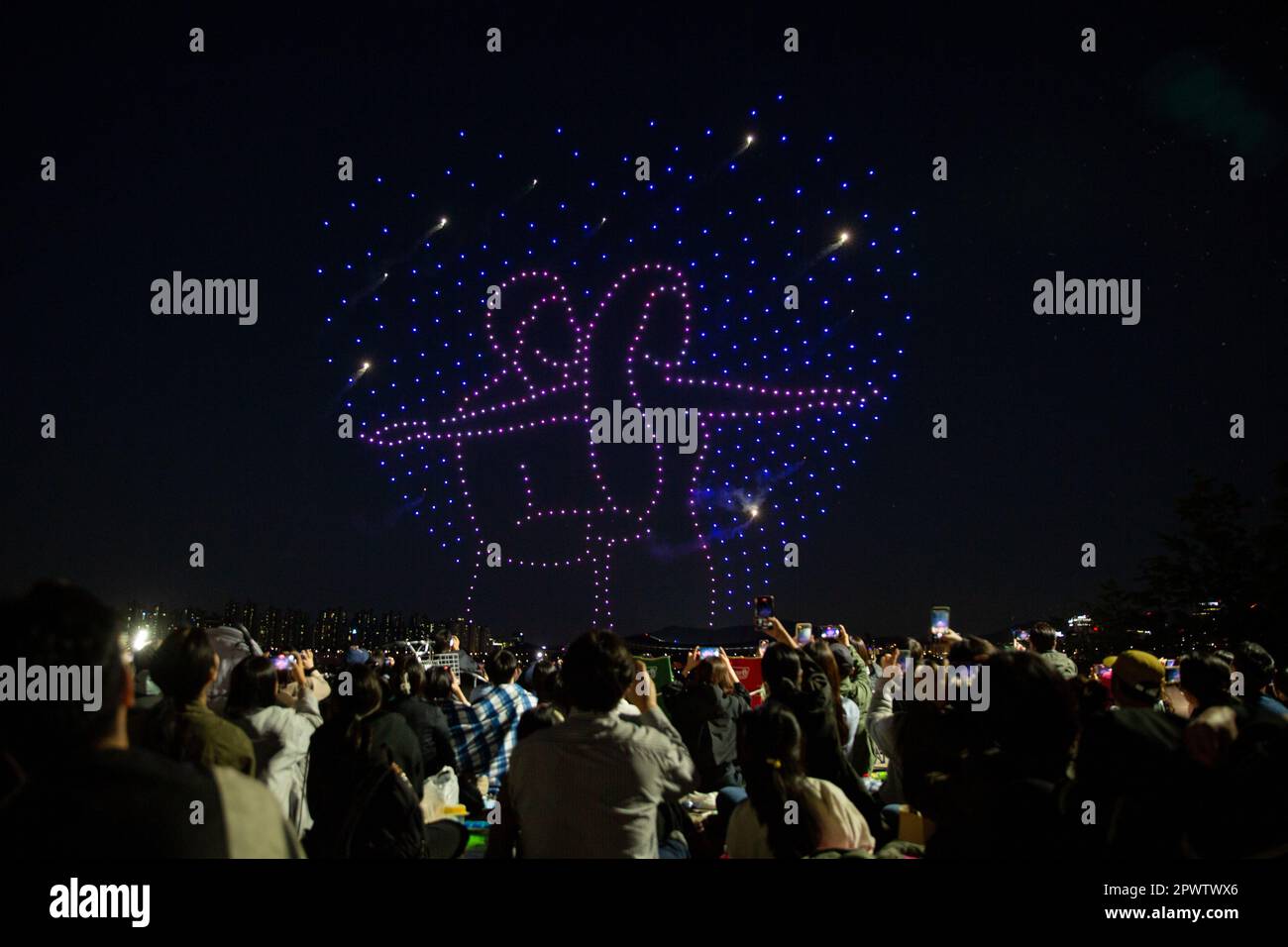Seoul, South Korea. 1st May, 2023. People watch a drone light show at