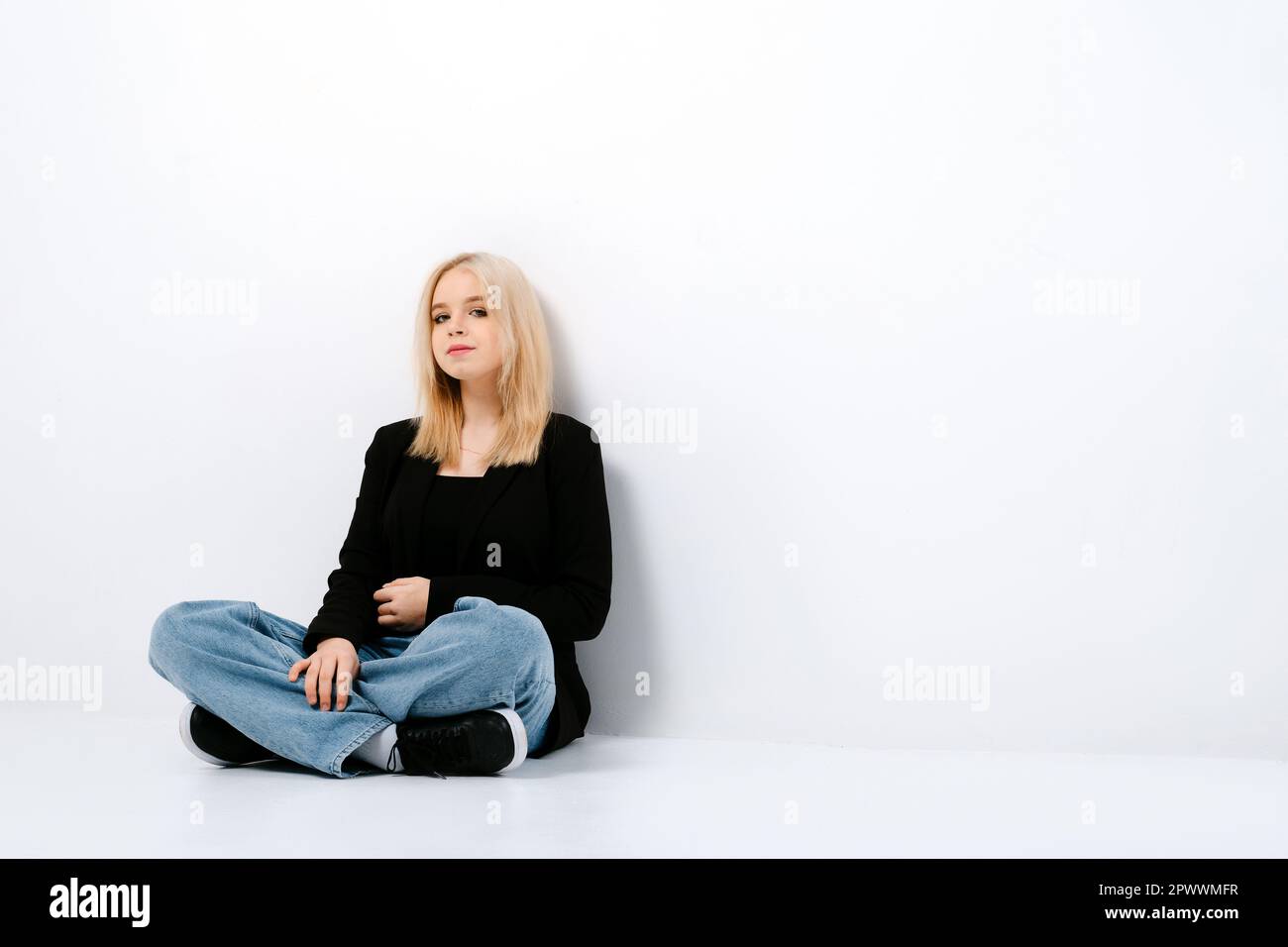 Teen girl legs crossed floor hi-res stock photography and images - Alamy