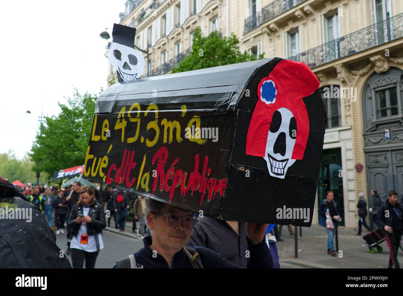 Les français en colère dans les rues de Paris pour la fête du travail. 550000 personnes ont défilé entre république et la place de la nation Stock Photo