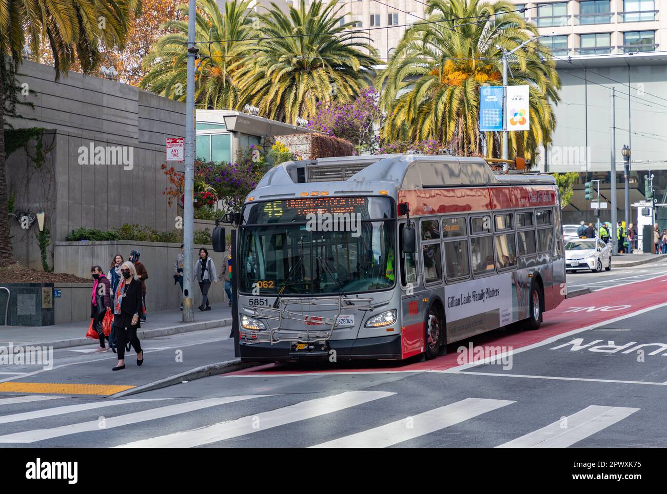 A picture of a Muni bus in Downtown San Francisco Stock Photo - Alamy