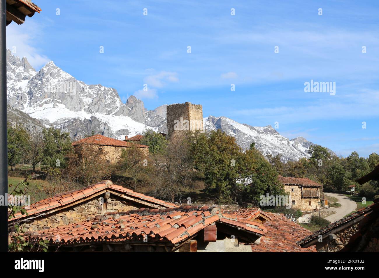 Pueblo de montaña con torre medieval Stock Photo