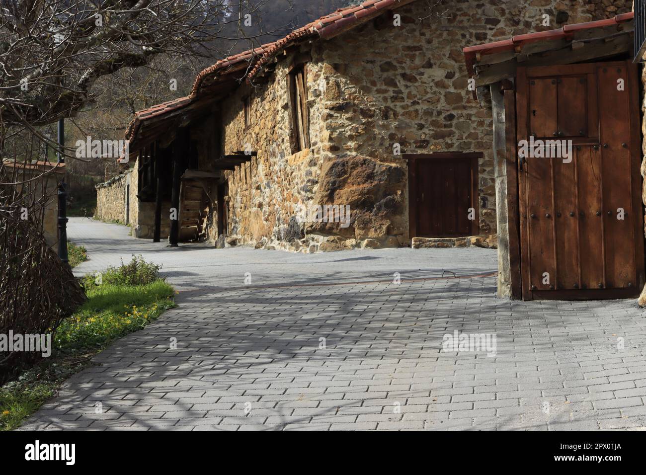 Calle rural de pueblo de montaña Stock Photo