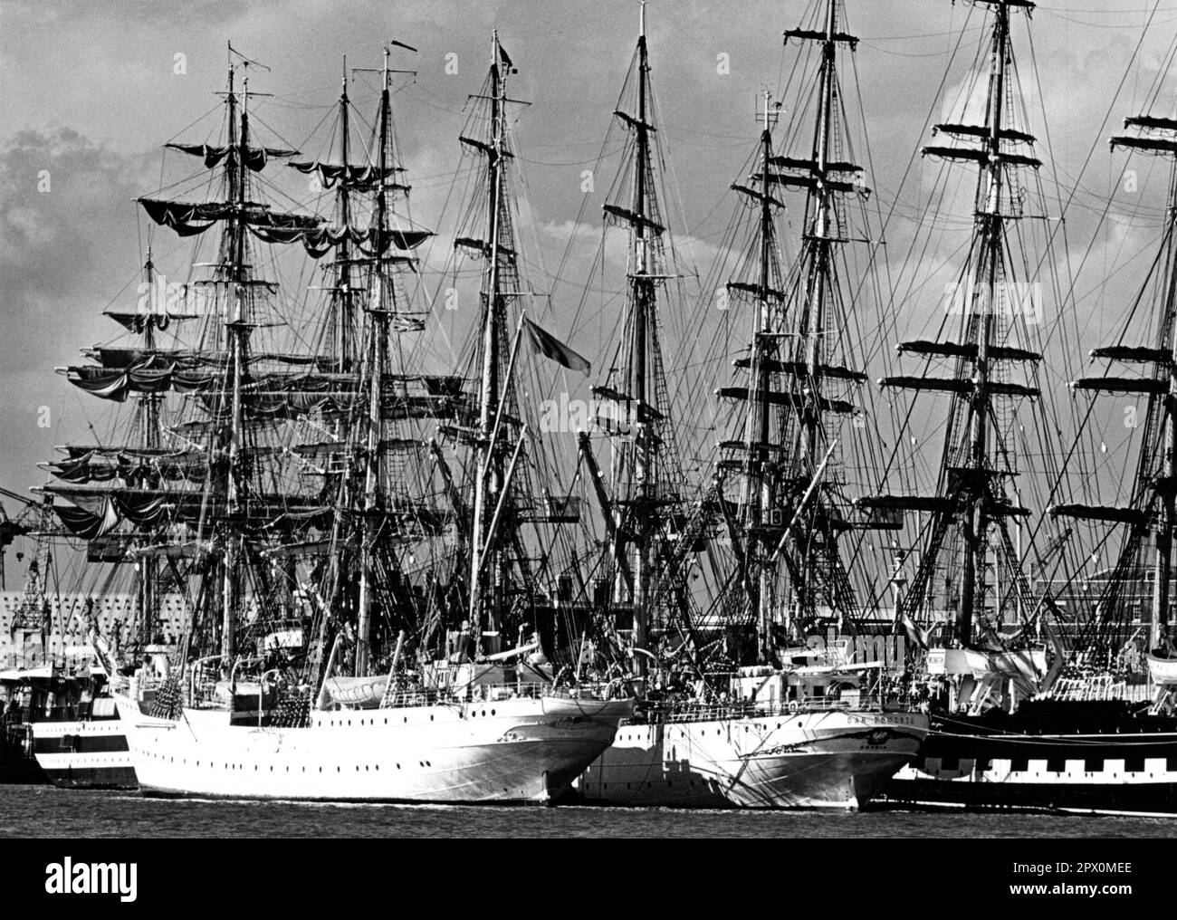 AJAXNETPHOTO. AUGUST, 1974. PORTSMOUTH, ENGLAND.  - YARDS AND YARDS AND - A FOREST OF MASTS AND YARDS TOWERED OVER THE HISTORIC NAVAL CITY  SKYLINE WHEN TALL SHIPS VISITED THE PORT AFTER RACING FROM CORUNNA, SPAIN. PICTURED ARE, (L-R) AMERIGO VESPUCCI (IT), TOVARISCH (POL), DAR POMORZA (POL) AND KRUZENSHTERN (USSR). PHOTO:JONATHAN EASTLAND/AJAX REF: 1974 1408 Stock Photo