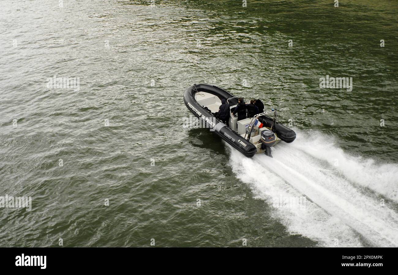 AJAXNETPHOTO.  JUNE, 2012. PARIS, FRANCE. - PREFECTURE DE POLICE  - FRENCH RIVER POLICE PATROLLING THE RIVER SEINE IN THE HEART OF THE CITY AT SPEED IN AN OUTBOARD POWERED RHIB (RIGID HULL INFLATABLE BOAT.) TEMPEST 750. PHOTO:JONATHAN EASTLAND/AJAX REF:D121506 2803 Stock Photo