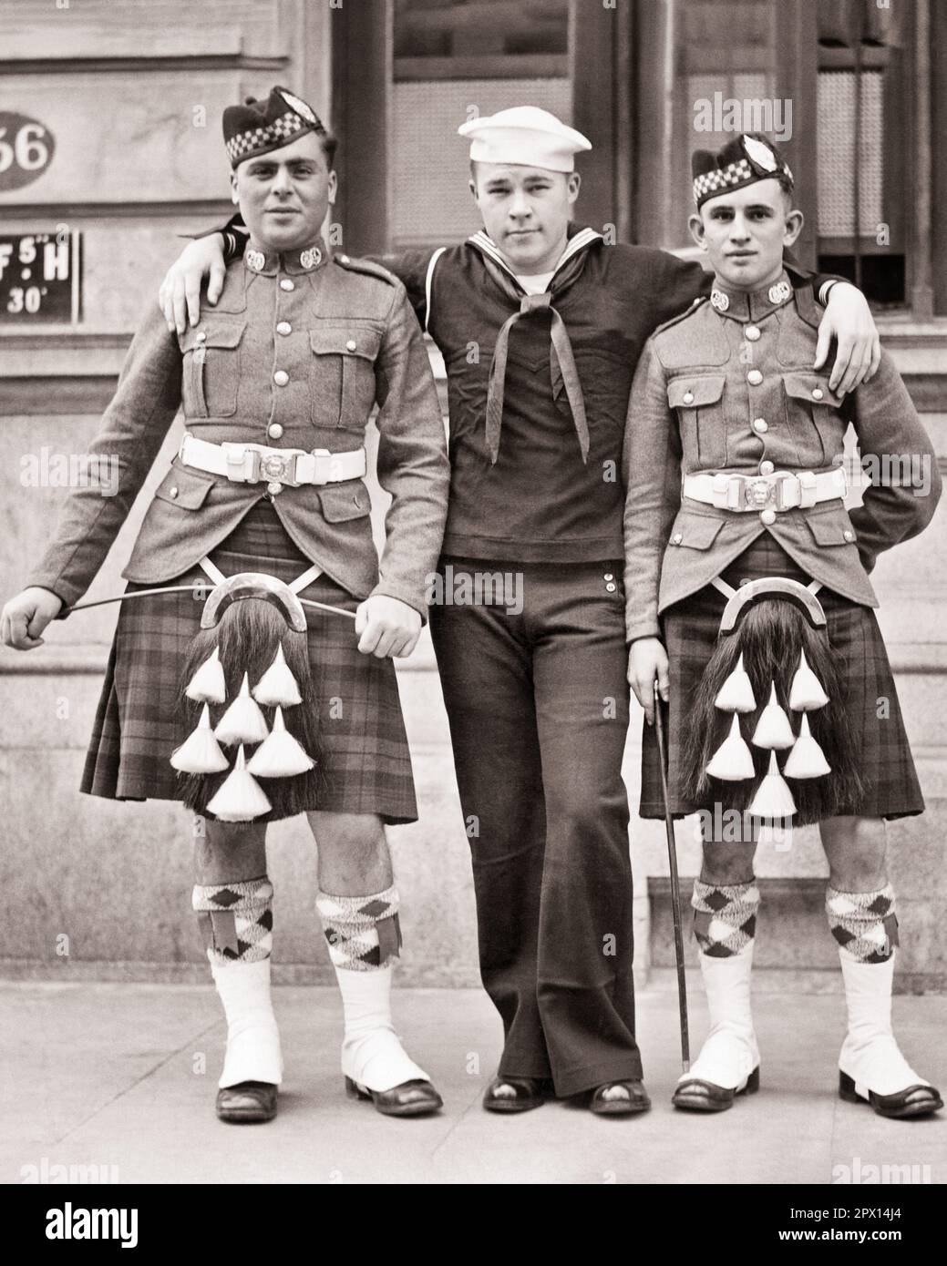 1940s AMERICAN SAILOR IN UNIFORM POSING WITH TWO MEMBERS OF THE SCOTTISH ARGYLL & SUTHERLAND HIGHLANDERS IN ENGLAND DURING WW2 - q75039 CPC001 HARS WORLD WARS PRIDE WORLD WAR WORLD WAR TWO WORLD WAR II GLEN POSING UNIFORMS FORCES GLENGARRY SCOTS FRIENDLY MEMBERS NAVIES SPORRANS STYLISH WORLD WAR 2 KILTS MID-ADULT MID-ADULT MAN POSED SUTHERLAND TOGETHERNESS YANK YOUNG ADULT MAN BLACK AND WHITE CAUCASIAN ETHNICITY OLD FASHIONED Stock Photo