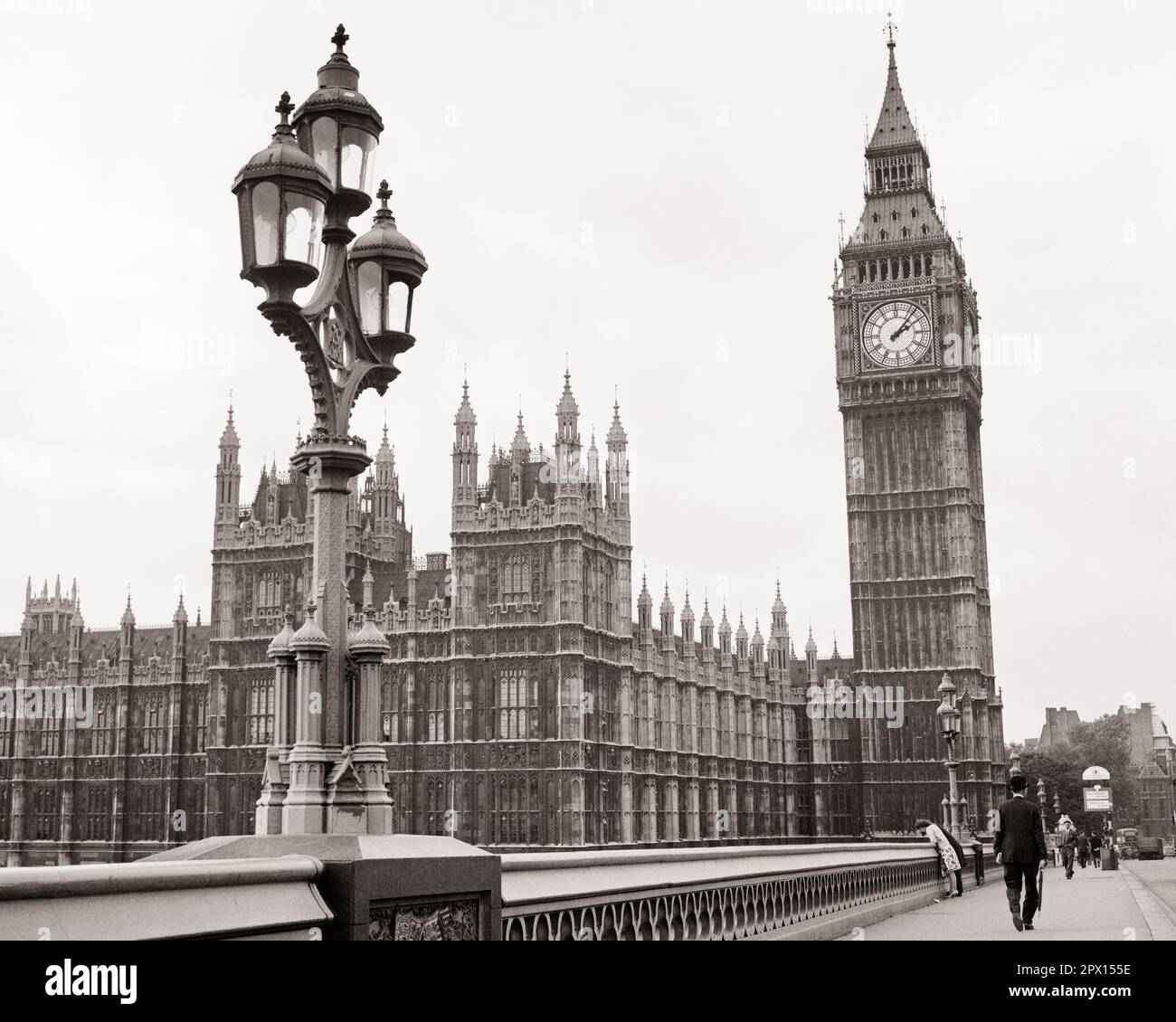 1960s HOUSES OF PARLIAMENT AND BIG BEN LONDON ON NORTH BANK OF RIVER THAMES VIEW FROM WESTMINSTER BRIDGE CENTRAL ENGLAND UK - r17295 BAU001 HARS CENTRAL LONDON CITY OF WESTMINSTER CONCEPTS NEO-GOTHIC NICKNAME SERVES BLACK AND WHITE CLOCK TOWER CRITIC GREAT BRITAIN ICONIC KNOWN OLD FASHIONED PARLIAMENT REPRESENTATION UNITED KINGDOM Stock Photo