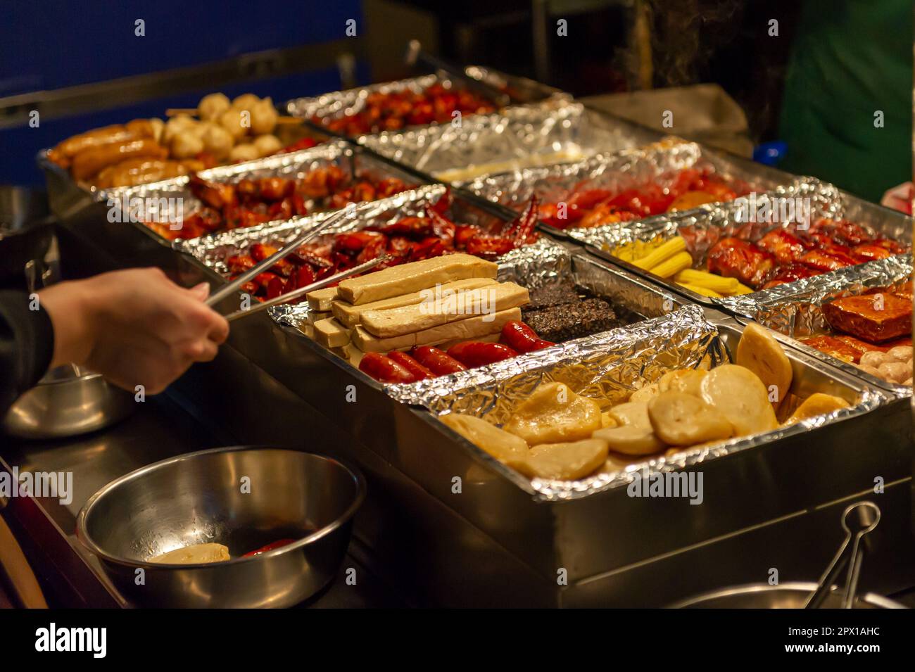Selling street food at the Shilin Night Market, Taipei, Taiwan Stock