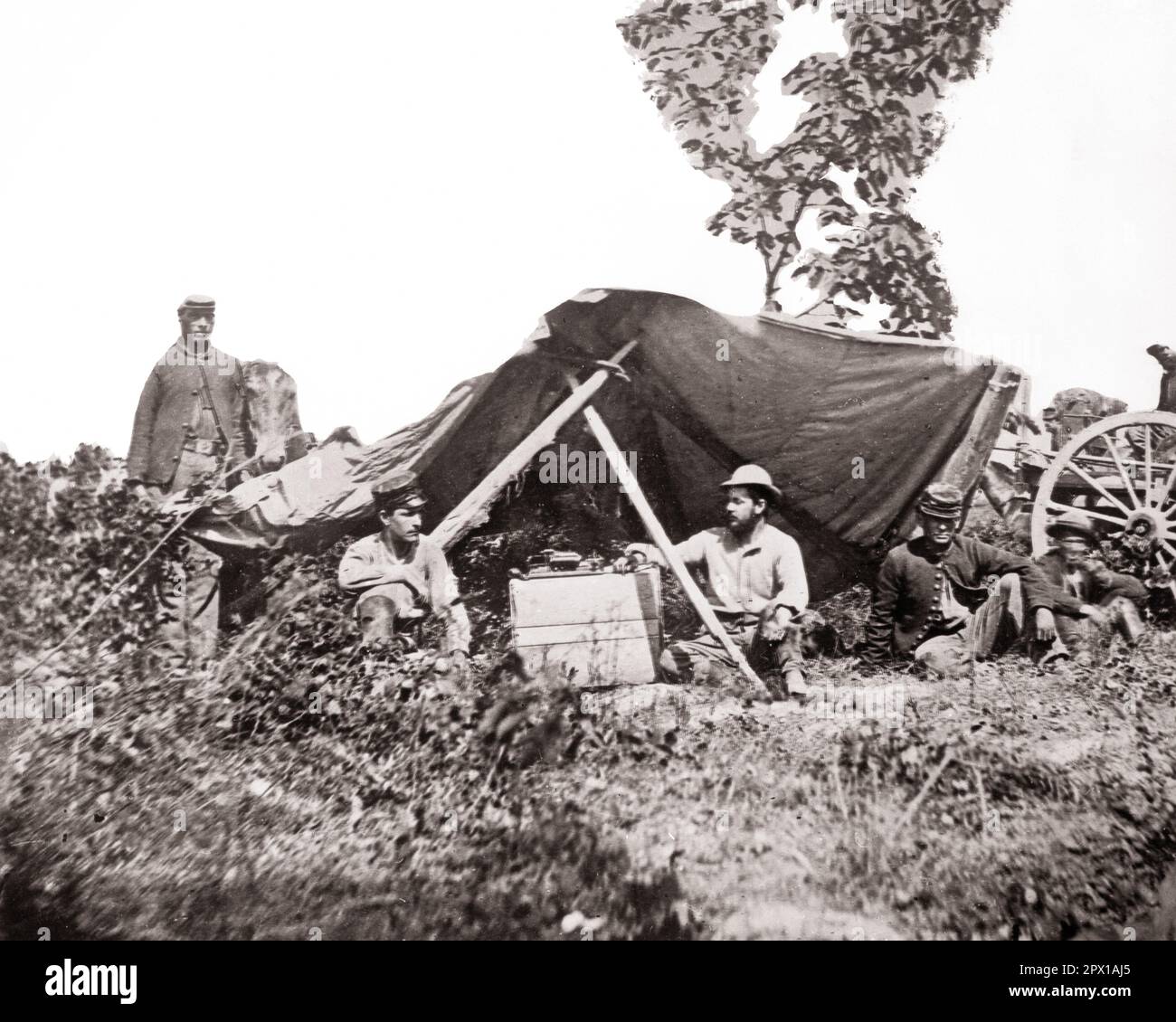 1860s FOUR MEN UNION SOLDIERS FIELD TELEGRAPH OPERATORS UNDER TEMPORARY SHELTER TENT DURING AMERICAN CIVIL WAR  - h8894 SPL001 HARS UNION EXTERIOR INNOVATION OPERATORS UNIFORMS CONNECTION CONCEPTUAL 1860s TEMPORARY MID-ADULT MID-ADULT MAN PRECISION TELEGRAPH TOGETHERNESS YOUNG ADULT MAN AMERICAN CIVIL WAR BATTLES BLACK AND WHITE CAUCASIAN ETHNICITY CIVIL WAR CONFLICTS DURING OLD FASHIONED Stock Photo