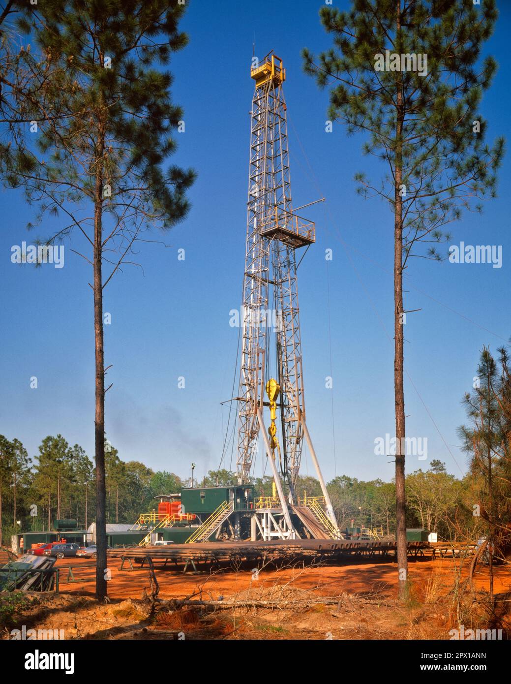 1980s PORTABLE MOBILE OIL DRILLING DERRICK ki6519 MCW001 HARS OLD