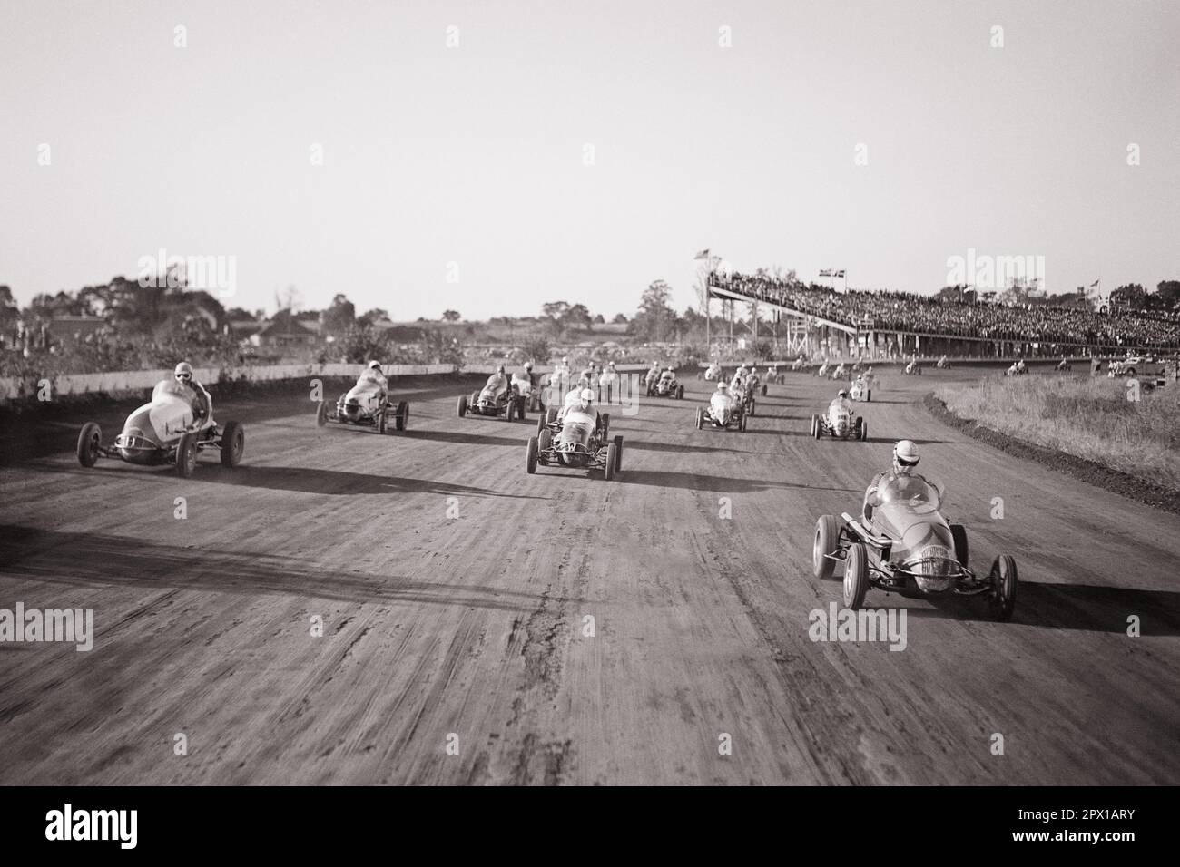 1940s HEAD ON SHOT OF AUTOMOBILE RACING MIDGET SPEED CARS ON TRACK AT LANGHORNE PA USA - m1897 HAR001 HARS MID-ADULT MID-ADULT MAN MIDGET YOUNG ADULT MAN BLACK AND WHITE HAR001 OLD FASHIONED Stock Photo