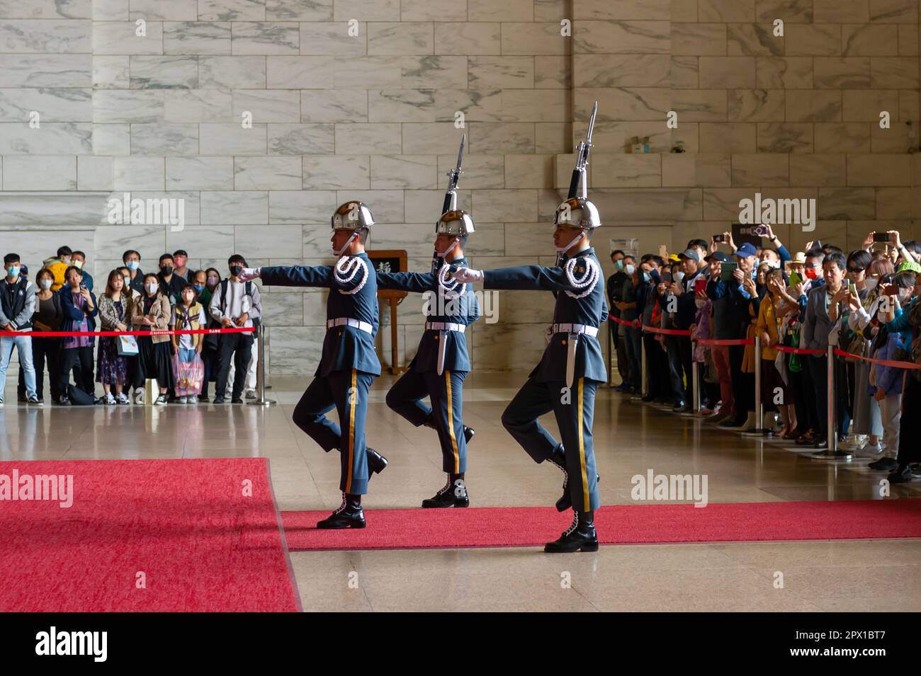 Changing of the guard at the National Chiang Kai-shek Memorial Hall ...