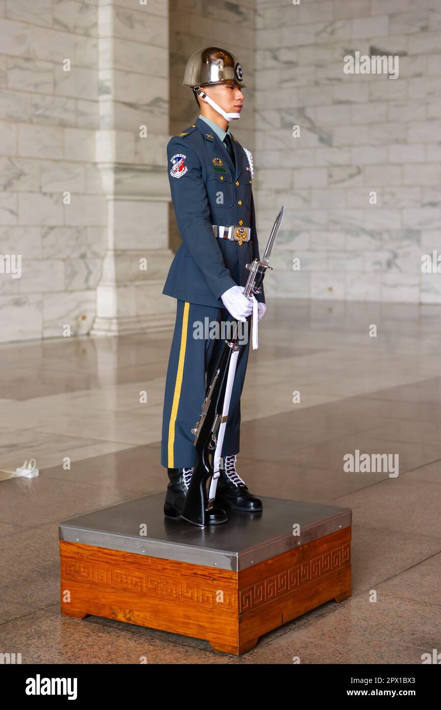 Changing of the guard at the National Chiang Kai-shek Memorial Hall ...