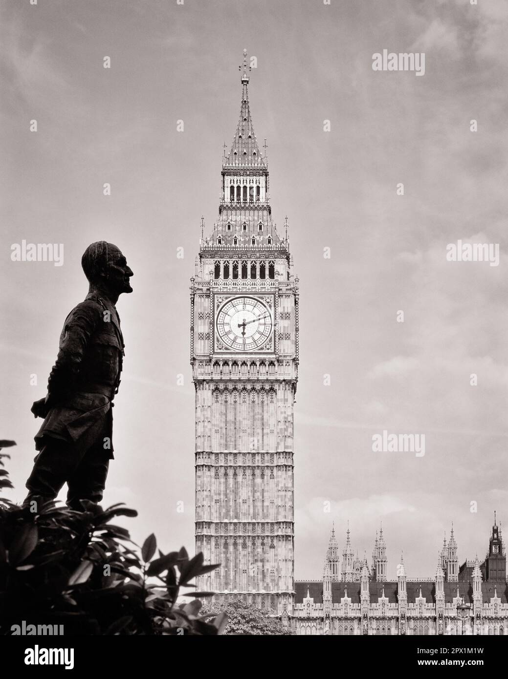 1970s BIG BEN HOUSES OF PARLIAMENT STATUE OF JAN CHRISTIAN SMUTS SOUTH AFRICAN STATESMAN IN PARLIAMENT SQUARE LONDON ENGLAND - r22401 HAR001 HARS CITIES GOTHIC REVIVAL SOUTH AFRICA SYMBOLIC CONCEPTS MILITARY LEADER NEO-GOTHIC STATESMAN BLACK AND WHITE CLOCK TOWER GREAT BRITAIN HAR001 ICONIC OLD FASHIONED PARLIAMENT REPRESENTATION UNITED KINGDOM Stock Photo