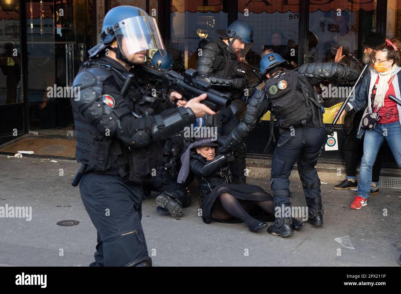 French riot police makes arrestation of protesters during clashes on ...