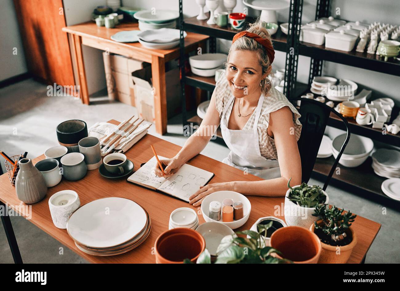 Caucasian handsome bearded man barista making cold iced coffee cappuccino  latte in shaker. Waiter server pouring drink in plastic transparent cup.  Sma Stock Photo - Alamy