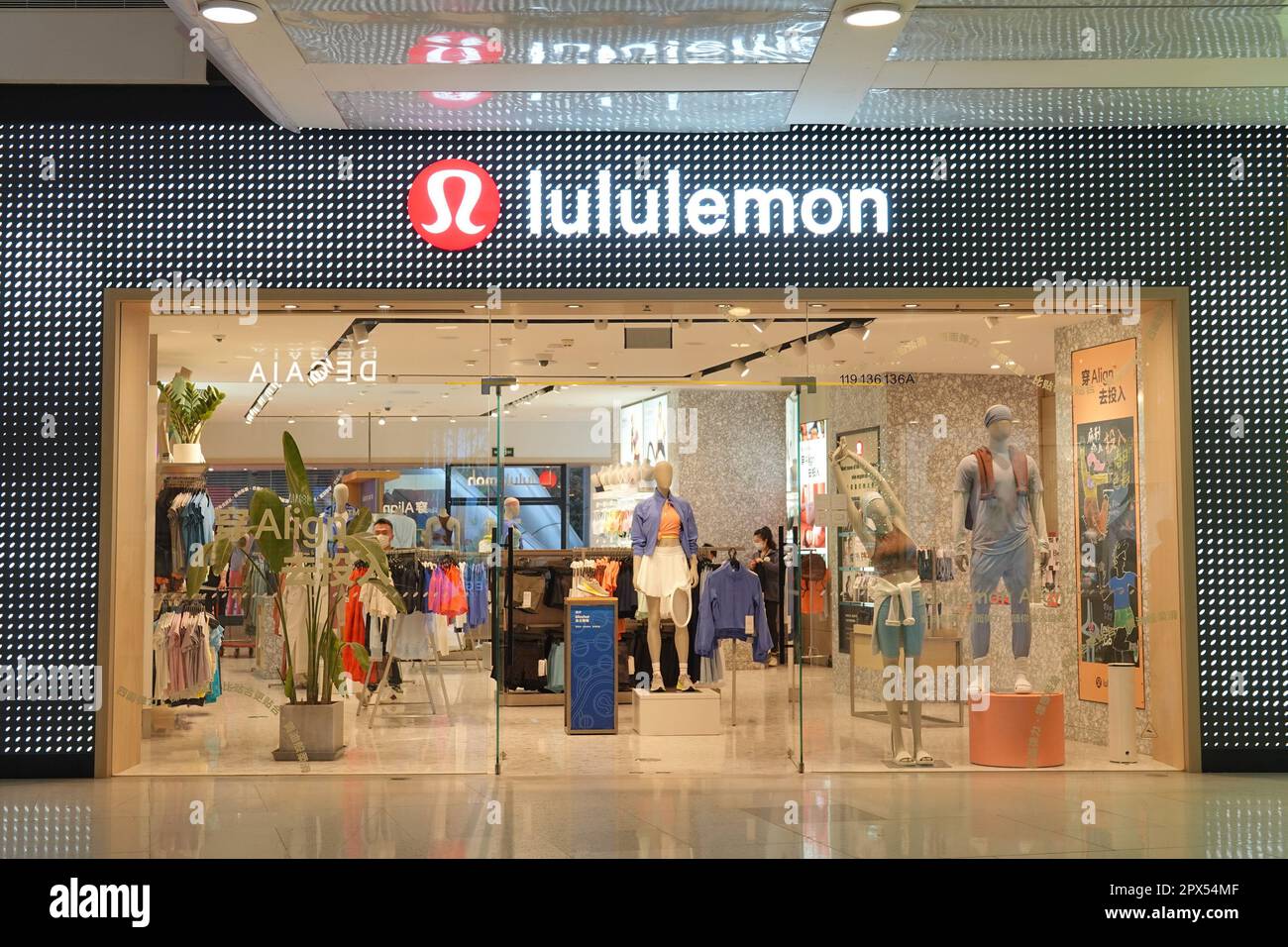 617 Lululemon Store Stock Photos, High-Res Pictures, and Images