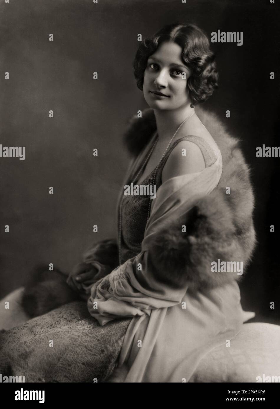 1930 , december , BELGIUM : Queen ASTRID of BELGIUM ( born princesse of Sweden , 1905 - 1935 ). Photo by EVA BARRETT ( 1879 - 1949 ), Roma , Italy . - House of BRABANT - BRABANTE - REGINA - belgian royalty - nobili - nobiltà - principessa reale - BELGIO -  portrait - SVEZIA - HISTORY - FOTO STORICHE - FASHION - MODA FEMMINILE - fur - pelliccia - necklace - collana - collo - neck - ANNI TRENTA - 30's - '30 --- Archivio GBB Stock Photo