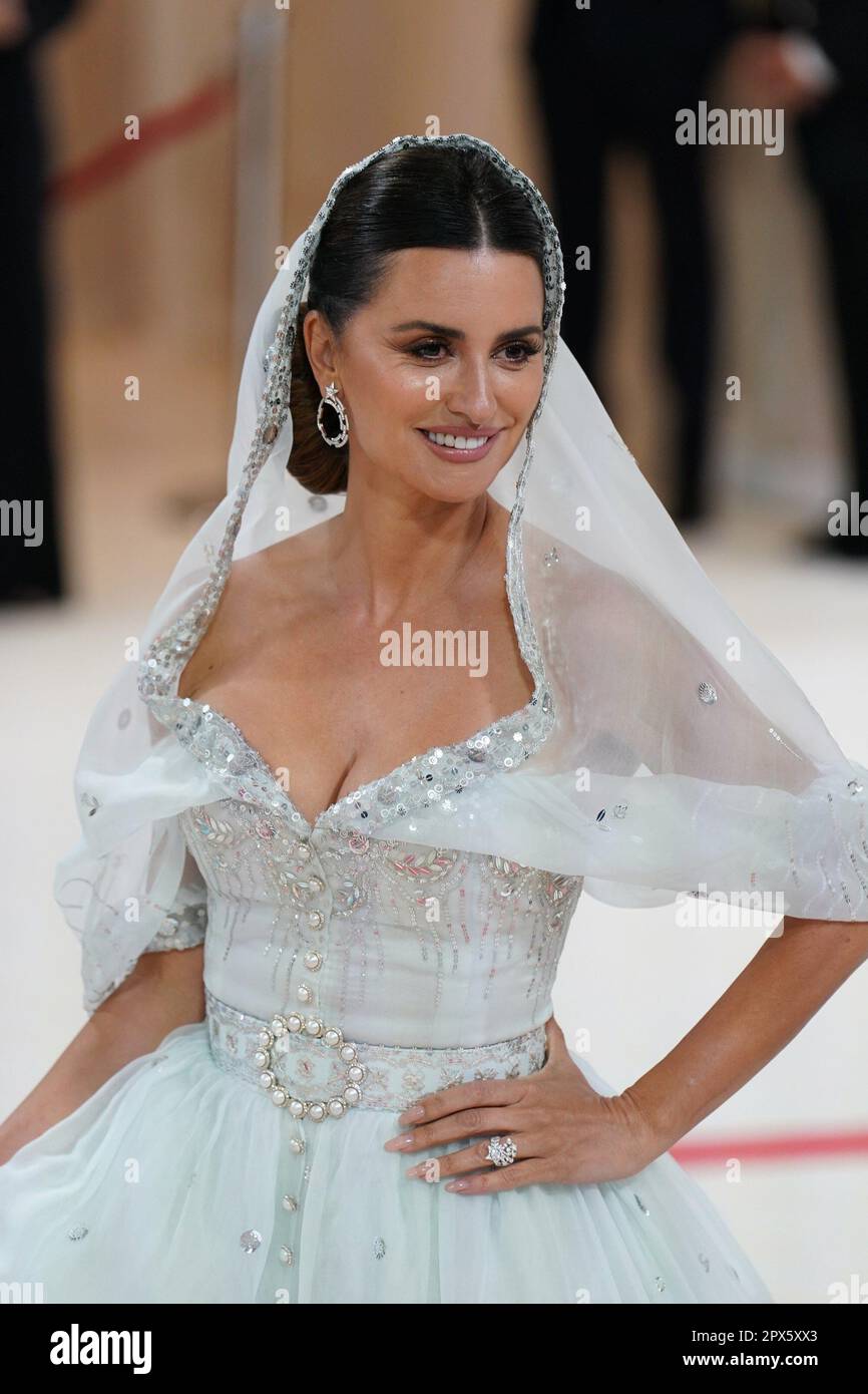 dyb ildsted ifølge New York, NY, USA. 1st May, 2023. Penelope Cruz, wearing Chanel Couture at  arrivals for Karl Lagerfeld: A Line of Beauty - The Costume Institute Met  Gala - Part 1, The Metropolitan