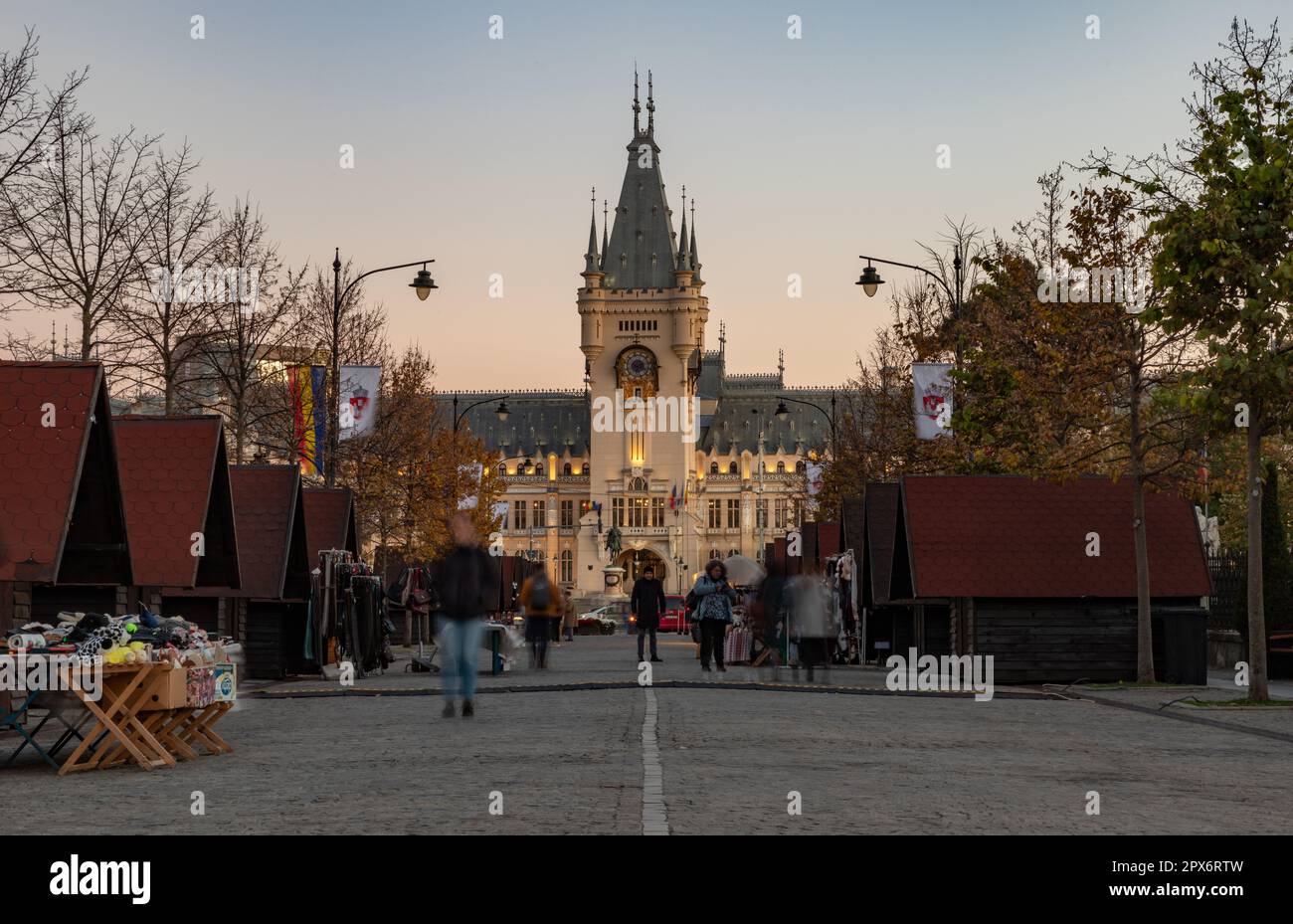 A picture of the Boulevard Stefan cel Mare si Sfant leading up to the