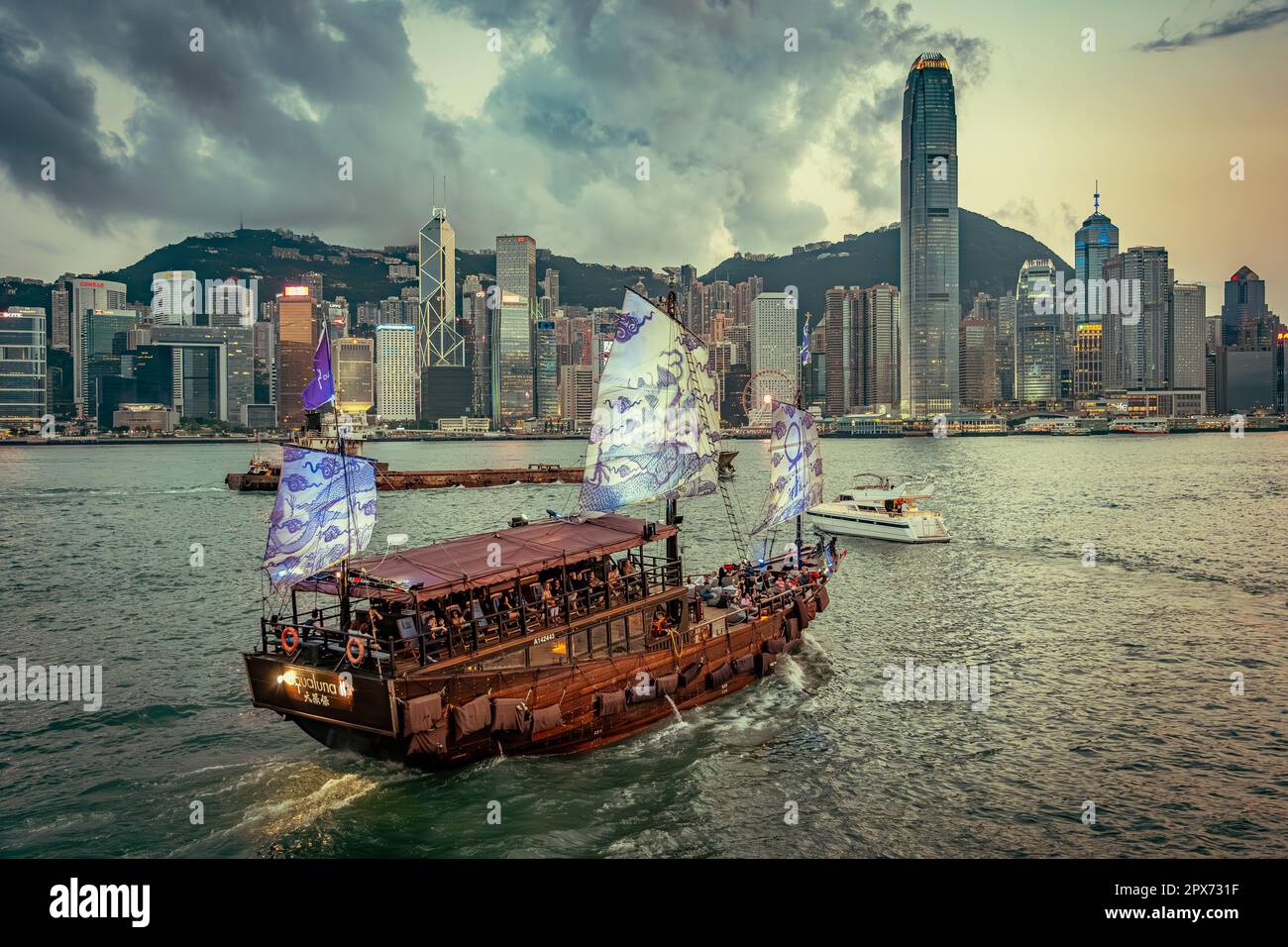 Iconic tower hong kong hi-res stock photography and images - Alamy