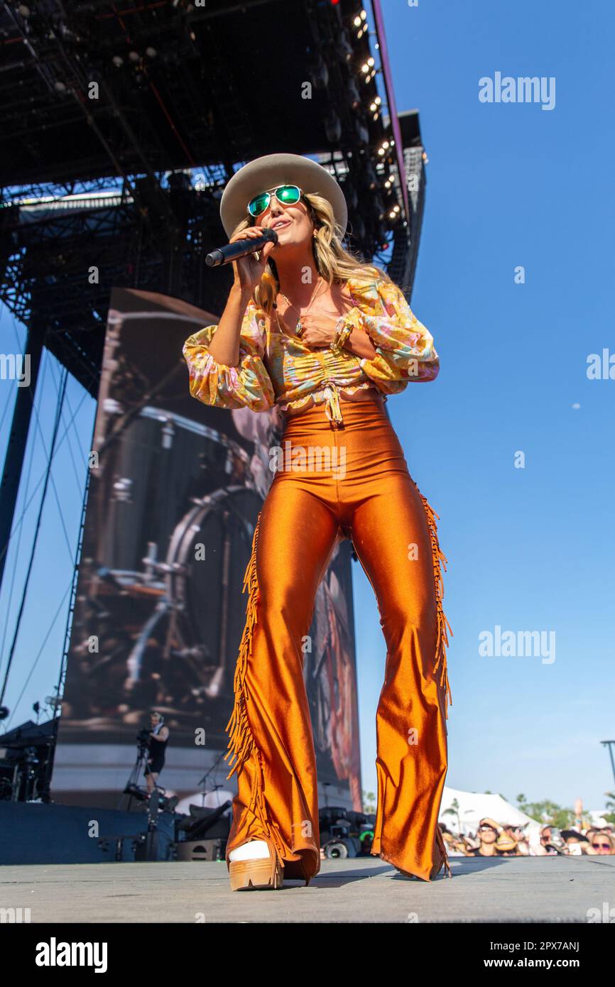 Lainey Wilson Delivers Powerful Set After Delay