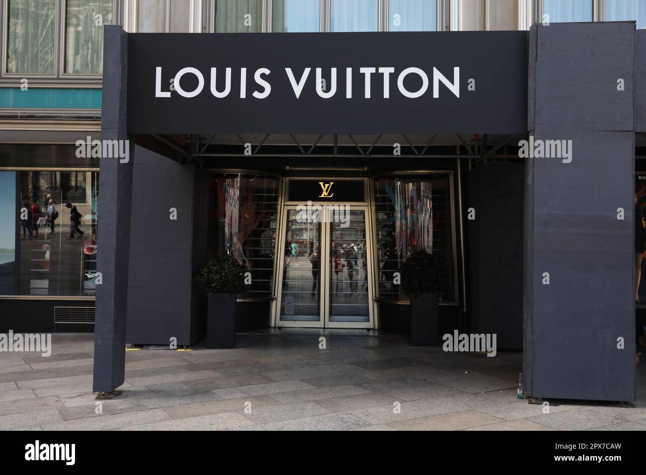 Beverly Hills, CA/USA - July 12, 2020: Line of socially distancing  customers in face masks wait outside the Louis Vuitton store Rodeo Drive  Stock Photo - Alamy