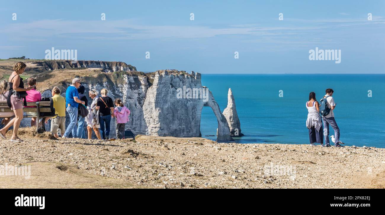 view of the 70m-high chalk cliff of Falaise d'Aval at Étretat on the Côte d'Albâtre (Alabaster Coast) with  the natural arch of Porte d'Aval and the p Stock Photo
