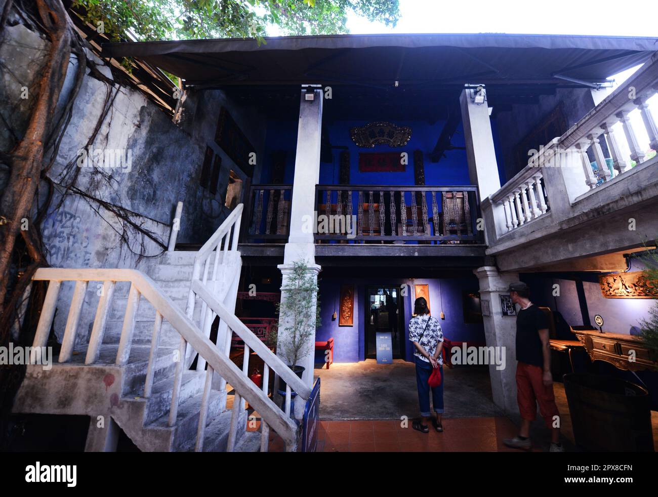 One of the restored old wooden houses at the Hong Sieng Kong restaurant and gallery on the banks of the Chao Phraya river in Bangkok, Thailand. Stock Photo