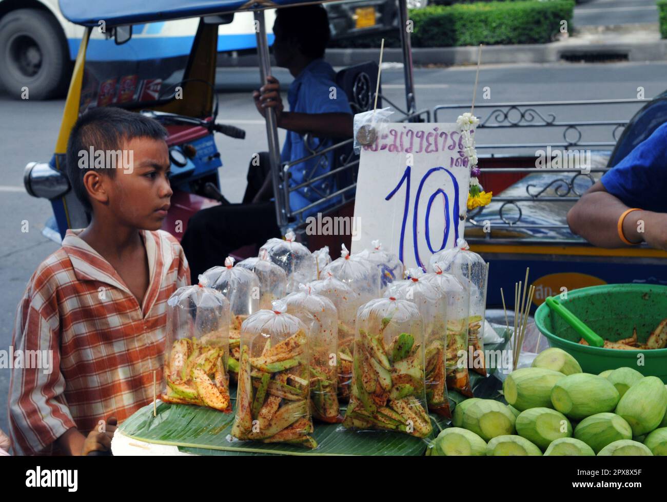 A Som Tam / Spicy Green papaya salad vendor in Bangkok, Thailand Stock Photo Alamy