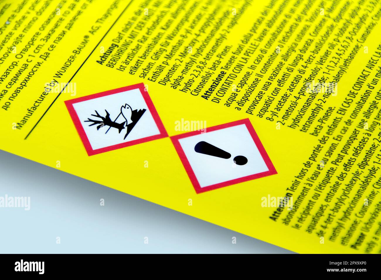 Warnzeichen Inhaltsstoffe Wunderbaum Lufterfrischer Duftbaum Anhänger auf weissem Hintergrund Stock Photo
